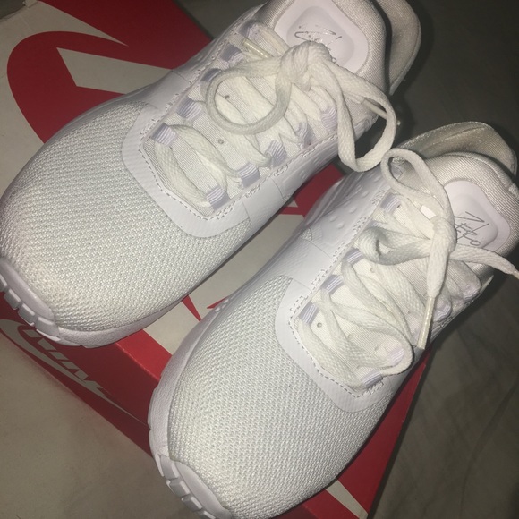 Nike - Picture 3 of 4